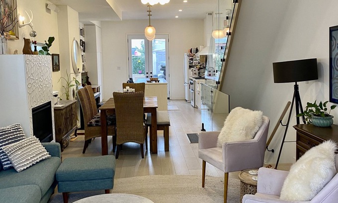 Greenwood - Coxwell House | CLEAN AND COMFORTABLE. Walking distance to beach, shops and top restaurants.