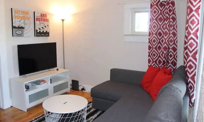 Ferndale House | Clean and cozy bungalow - walking distance from downtown Ferndale