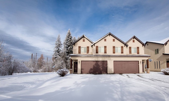 McCall House | Clean Comfortable Townhome with Hot Tub Sleeps 7
