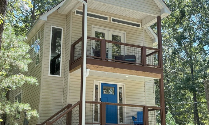 Dahlonega Cottage | Clean & Comfy! Close to Dahlonega Square, UNG, Weddings & Wine. Dogs welcome!