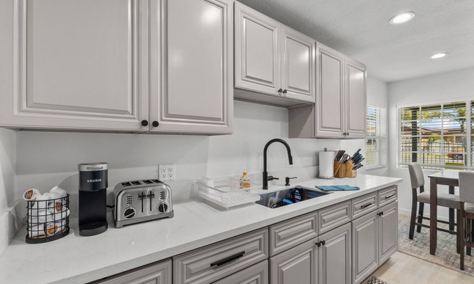 Baldwin Park House | Clean Cozy 3 bdrm house Fully Reno w Premium bedding Comfortable Furn near DTLA
