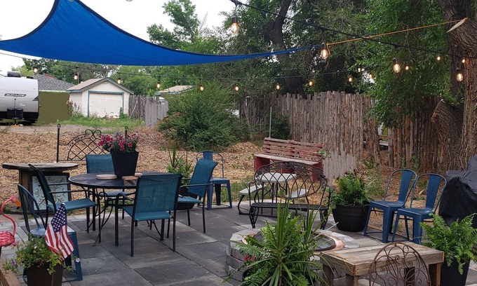 Rogers Park Cottage | Clean, Cozy, Comfy, Great Location, Pets Welcome, Well Equipped Kitchen.
