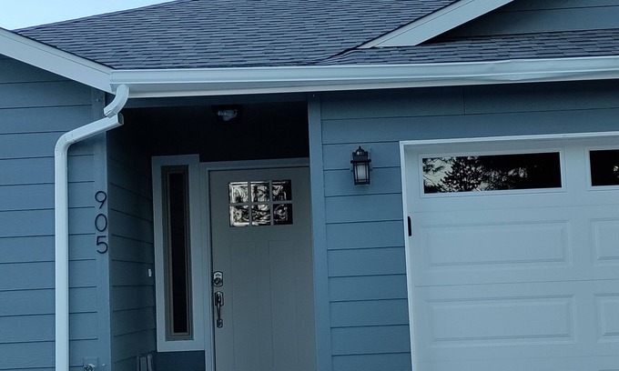 Country Homes House | Clean Cozy Family Home near Whitworth University, park,shopping and Mt Spokane