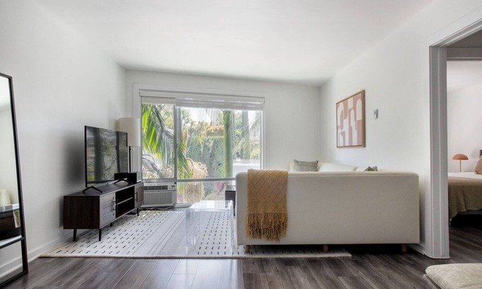 Miracle Mile Apartment | Clean Mid-Wilshire 1BR w/Pool, near Restaurants & Shops, by Blueground
