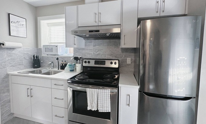 Hastings House | Clean Modern Comforts in Vancouver - 5 mins walk to rapid transit