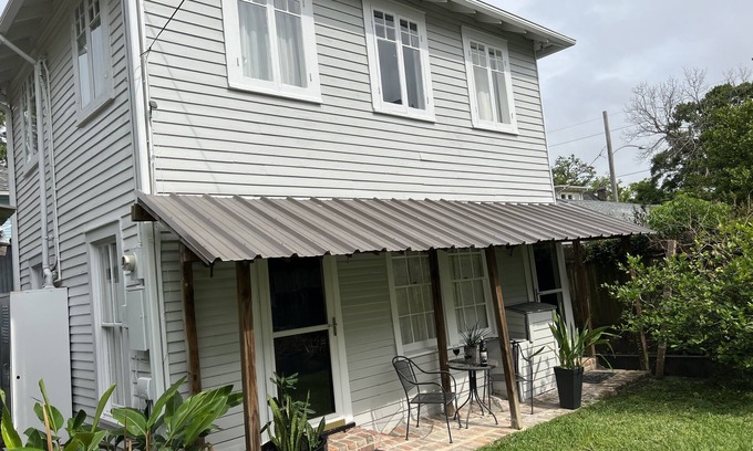 East Carrollton House | Clean/no smells. Seven blocks to antique New Orleans street car to Quarter.