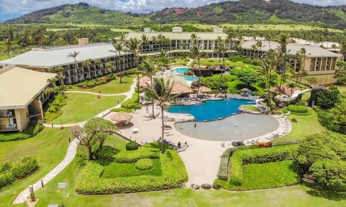 Hanamaulu Apartment | Clean Oceanview Elegance with King Bed