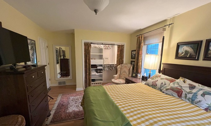 Allouez House | Clean, quiet and spacious 1 bedroom shared space