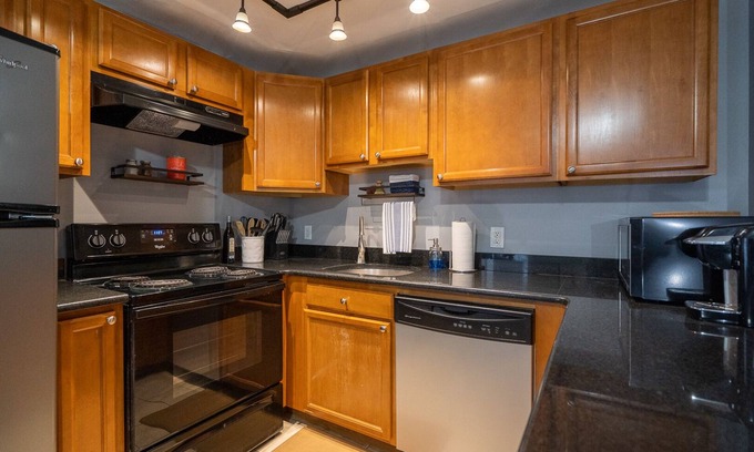 Manchester Apartment | Clean & Quiet Downtown 1BR Apartment w/ Parking