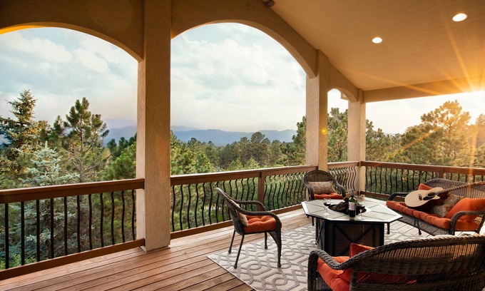 Colorado Springs House | ✔️Clean★Quiet Forest★King Bed★Hot Tub★Scenic Mt Views★Cozy FP★Lg Game Rm★Grill✔️