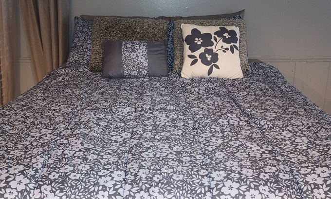 Queens House | Clean, Quiet safe place in Queens. Around the corner from green Acres Mall