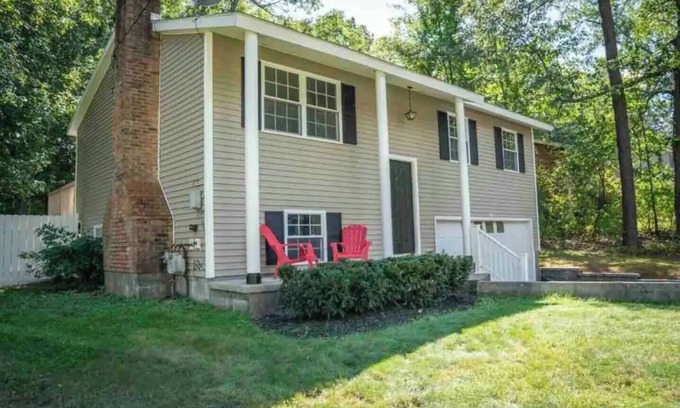 Geyser Crest House | Clean Saratoga Home Close to SPAC & Track | Dogs