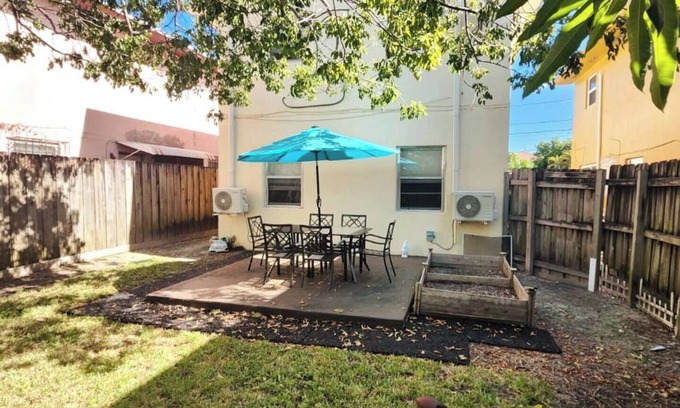 Southwest Coconut Grove House | Clean, well managed free parking large back yard, Clean, well managed free parking large back yard