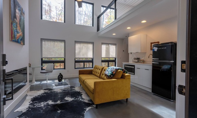 Cookeville Cabin | *Cleaning Fee Included* Mini modern cabin nestled in the peaceful hills between Jackson and Putnam County, minutes away from CUMMINS FALLS STATE PARK. Designed for comfort and style, this vacation rental seamlessly blends modern charm with wooded s