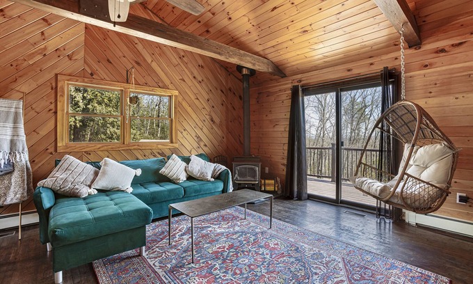 Mount Marion House | Cleo’s Cabin: Private Retreat with Fenced Dog Run
