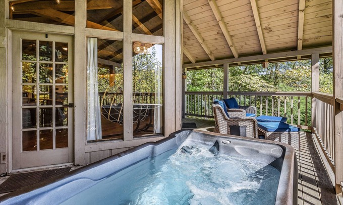 Townsend Cabin | Cliff Haven (1-Bedroom Cabin) by RedAwning