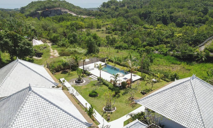 Pecatu Villa | Cliff view 6 Bedroom villa w/private pool and living room next to Padang Beach