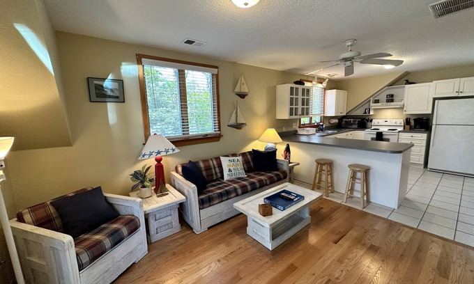 Colington Apartment | Cliffside Retreat: On Roanoke Sound