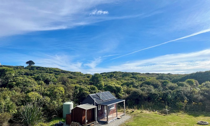Cape Foulwind Cabin | Clifftop nature retreat with stunning ocean views
