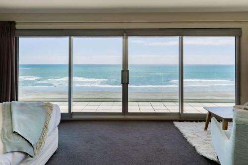 Oakura House | Clifftops - oceanfront retreat in Oakura Beach