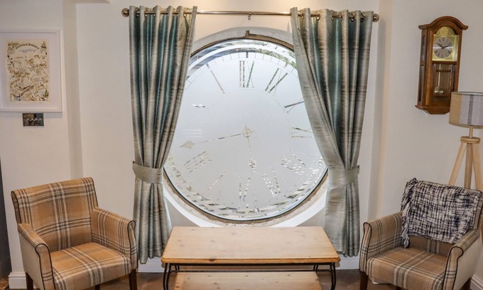 Oldham Cottage | CLOCK COTTAGE, family friendly, with hot tub in Saddleworth
