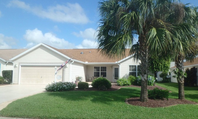 Glenbrook Villa | Close to 2 squares and Glenview Country Club