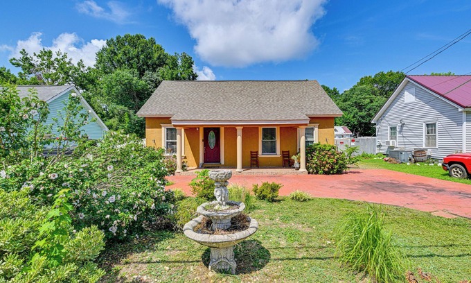 Paw Creek House | Close to Airport: Home in the Heart of Charlotte!