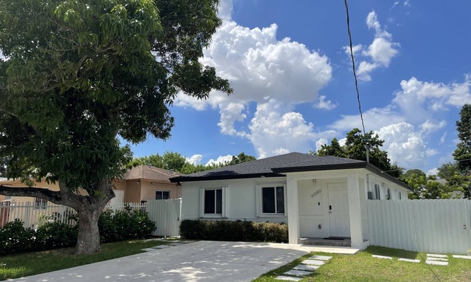 Seybold House | Close To Airport, Miami & Wynwood New Modern Home!