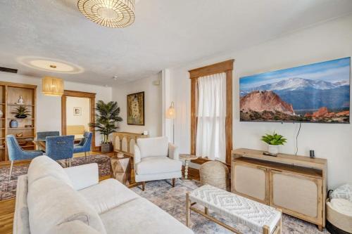 West Colorado Springs Apartment | Close to All the Action-Walk to Garden of the Gods