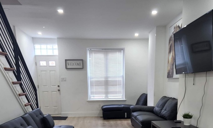 South Philadelphia House | Close to arenas and Center City