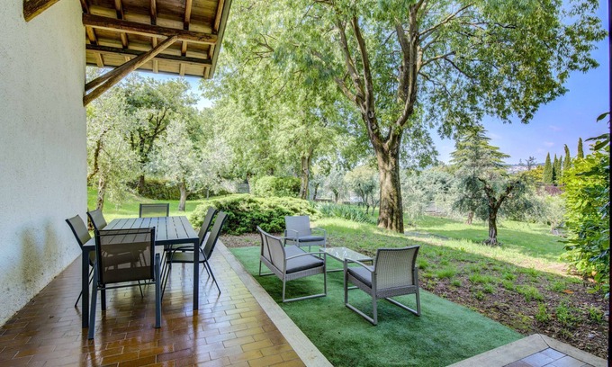 Manerba del Garda Apartment | Close to Beach and Trails With Patio - Apartment Rupestre