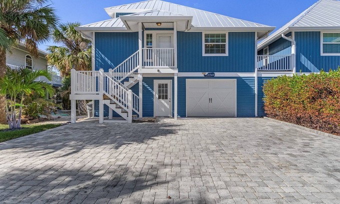 Mid Island House | Close to Beach, Secluded Pier with Partial Bay Views - Blue Bayou A - Roelens