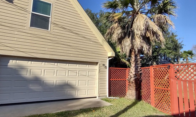 Galveston Apartment | Close to beach and amenities - for one or two.