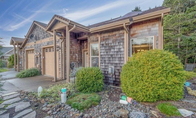 Long Beach House | Close to Beach, Discovery Trail, Firepit, Gorgeous, W/D (OceanBr)