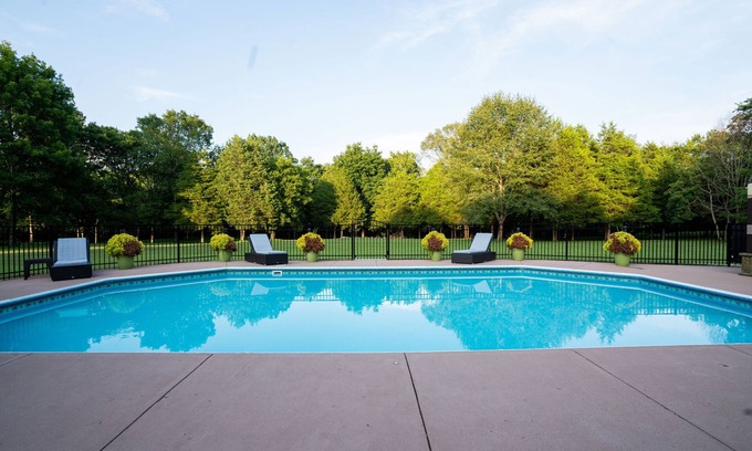 Mount Juliet House | Close to BROADWAY BNA-Gorgeous Home - Idyllic Countryside, Heated Pool & Hot Tub