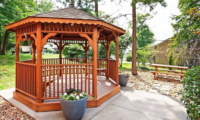 Ashley Oaks Hotel | Close to Concord Park! Dog-friendly Suite with Private Kitchen! Parking, Gazebo!