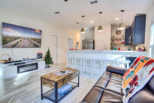 St. Augustine House | Close to downtown, 3BR,6Beds,Movies, Ping Pong,Fun