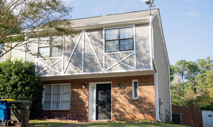 Town Center House | Close to Downtown Kennesaw - Beautiful 3 Bedroom Townhouse!