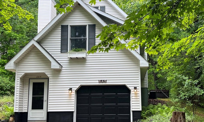 Leland House | Close to downtown Leland, Fishtown, Vans Beach. Hot tub.
