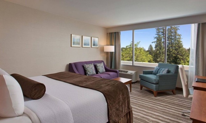Lake Forest House | Close to Downtown Portland, Lake Oswego & 1-5 Corridor! Onsite Parking, Pool!