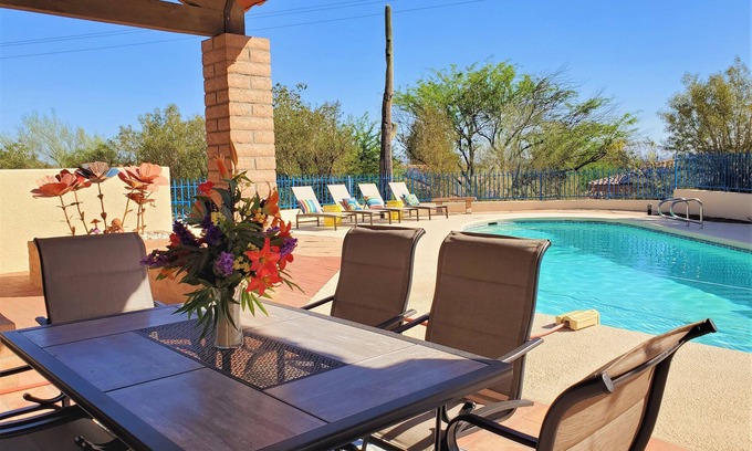 Saguaro Miraflores House | Close to Gem Show with large Garage, near U of A with Pool and Hot Tub.