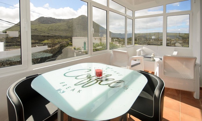 Ye Apartment | Close to Hiking and Beach with Beautiful Winter Garden - Apartment Ye