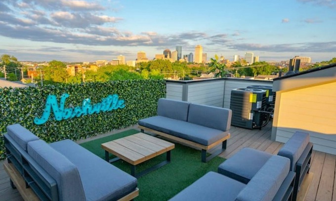 Hope Gardens House | Close to it all*Rooftop*Photo Walls*BBQ on Roof