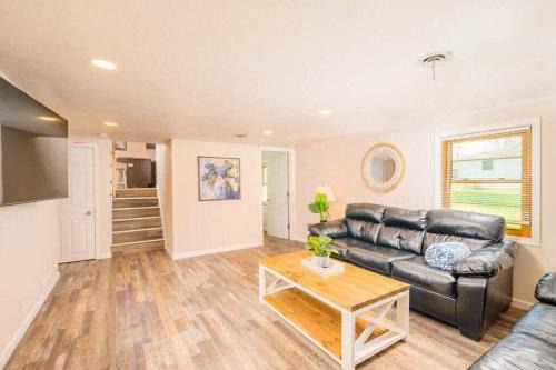 Green Bay House | Close to Lambeau 4BR Sleeps 8 Dog Friendly
