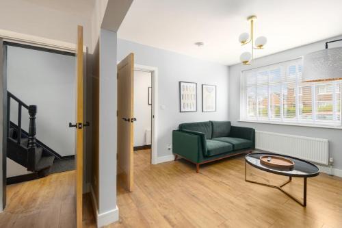 Salford Apartment | Close to Media City-Old Trafford - 5 Bedroom House