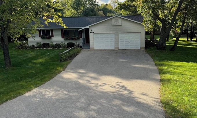 Traverse City House | Close to Sand Dunes, wineries, T.C. 3 minutes from Taylor Park on Long Lake.