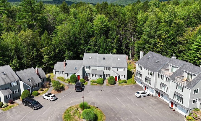 North Woodstock House | Close to shops/dining/town. TV, WiFi, AC, pet-friendly. A0125 by LRS