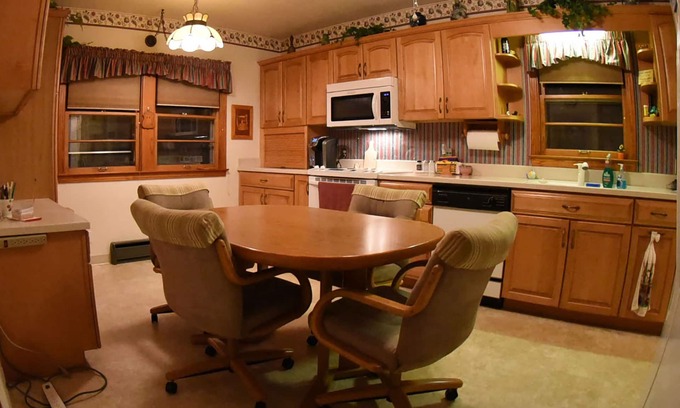 South Bend House | Close to South Bend & Notre Dame! Enjoy the quiet and quick trip to campus.