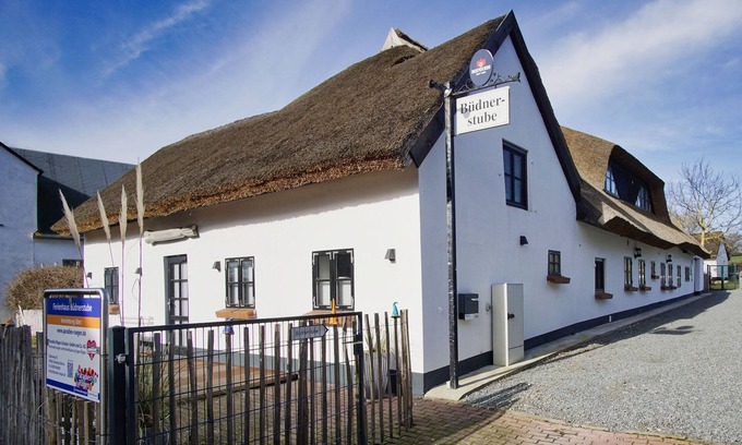 Middelhagen Apartment | Close to the sea, quiet location, use of swimming pool and sauna - Haus Büdnerstube FeWo 5