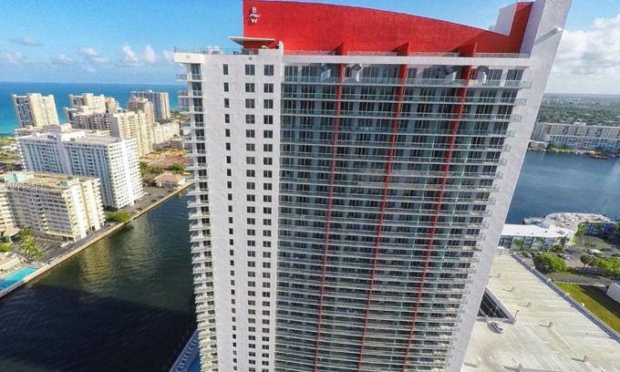 Hallandale Beach Resort | Close to the Beach! Family-sized condo with Amazing View